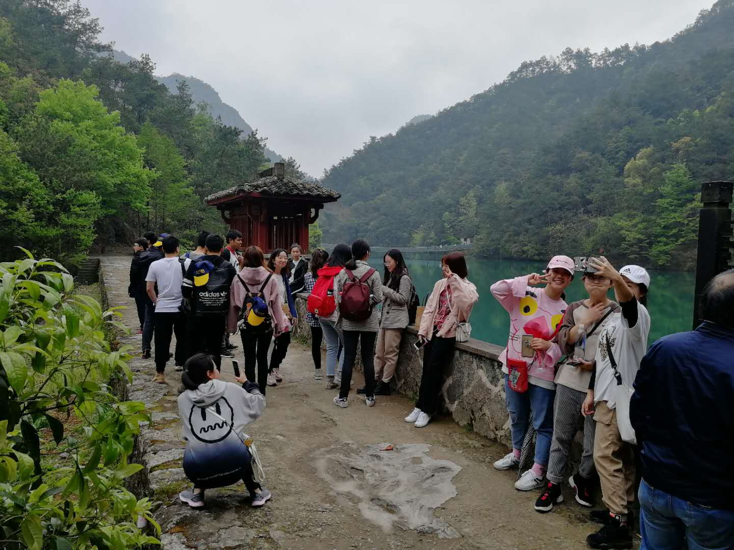 过桥后休息